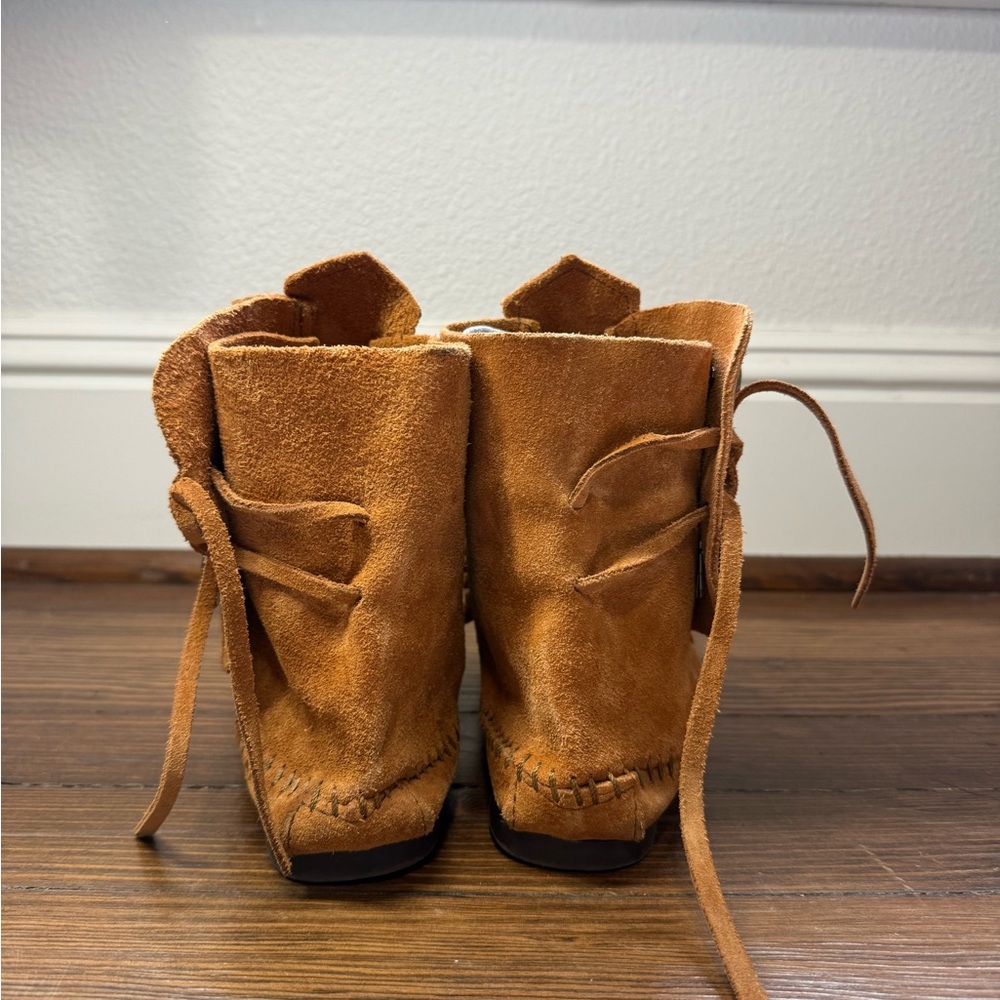 Minnetonka Double Button Women’s Moccasins with a Hard Sole - Picture 4 of 6